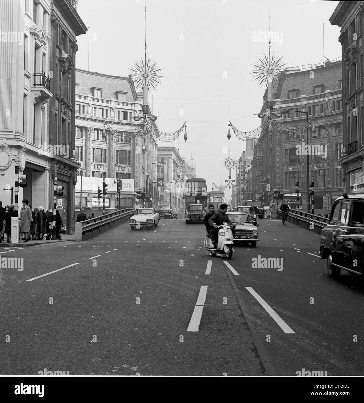 Années 1960. Londres. La circulation automobile historique traversant une rampe en acier temporaire à Oxford Circus, Oxford Street où se réunit Regent St. Banque D'Images
