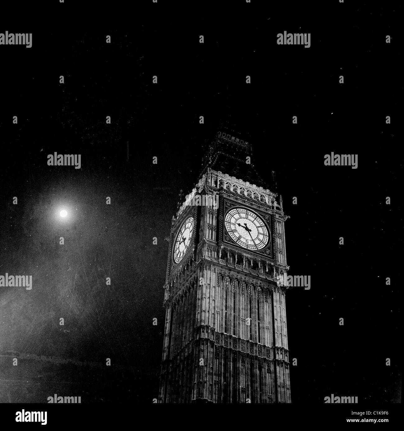 Années 1960. Dans ce tableau historique par J Allan en argent comptant, une vue nocturne de la célèbre tour de l'horloge, Big Ben et la lune. Banque D'Images