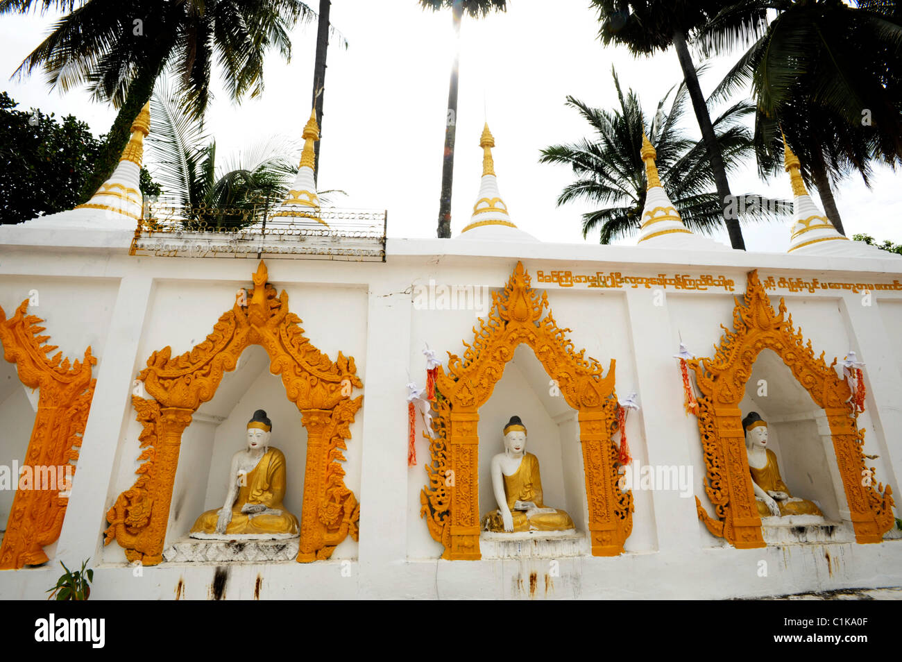 Statues de Bouddha , Wat luang, un temple bouddhiste thaïlandais à Mae Sot, Thaïlande du nord Banque D'Images