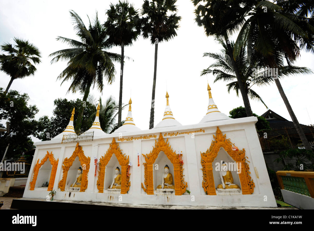 Statues de Bouddha , Wat luang, un temple bouddhiste thaïlandais à Mae Sot, Thaïlande du nord Banque D'Images