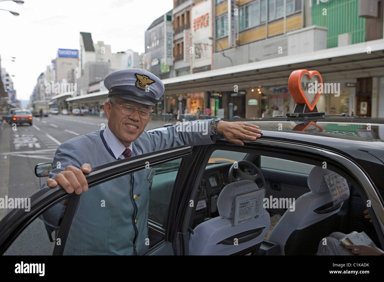 Le Japon, Kansai, Kyoto, chauffeur de taxi Banque D'Images