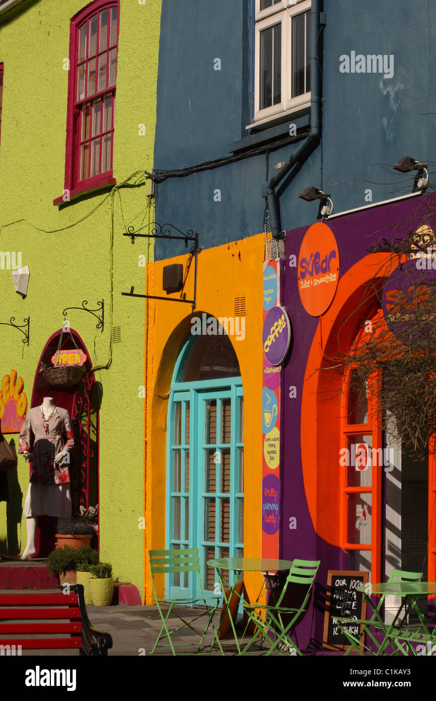 Maisons et boutiques peint de couleurs vives, Kinsale, dans le comté de Cork, Irlande, Banque D'Images