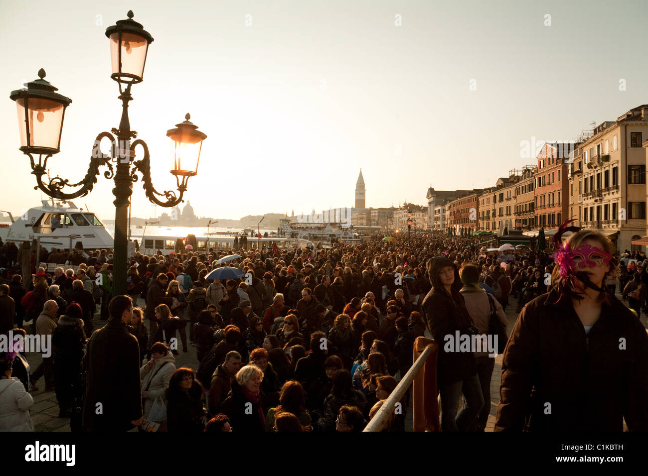 Bondé de Venise ; les foules au coucher du soleil, le carnaval de Venise, Venise, Italie Banque D'Images
