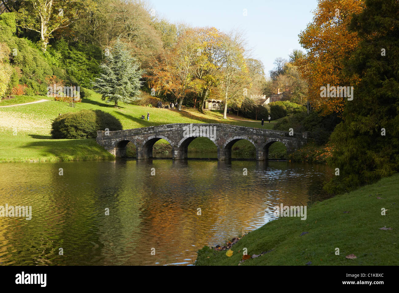 Pont sur l'étang, Stourhead, Wiltshire, Angleterre Banque D'Images