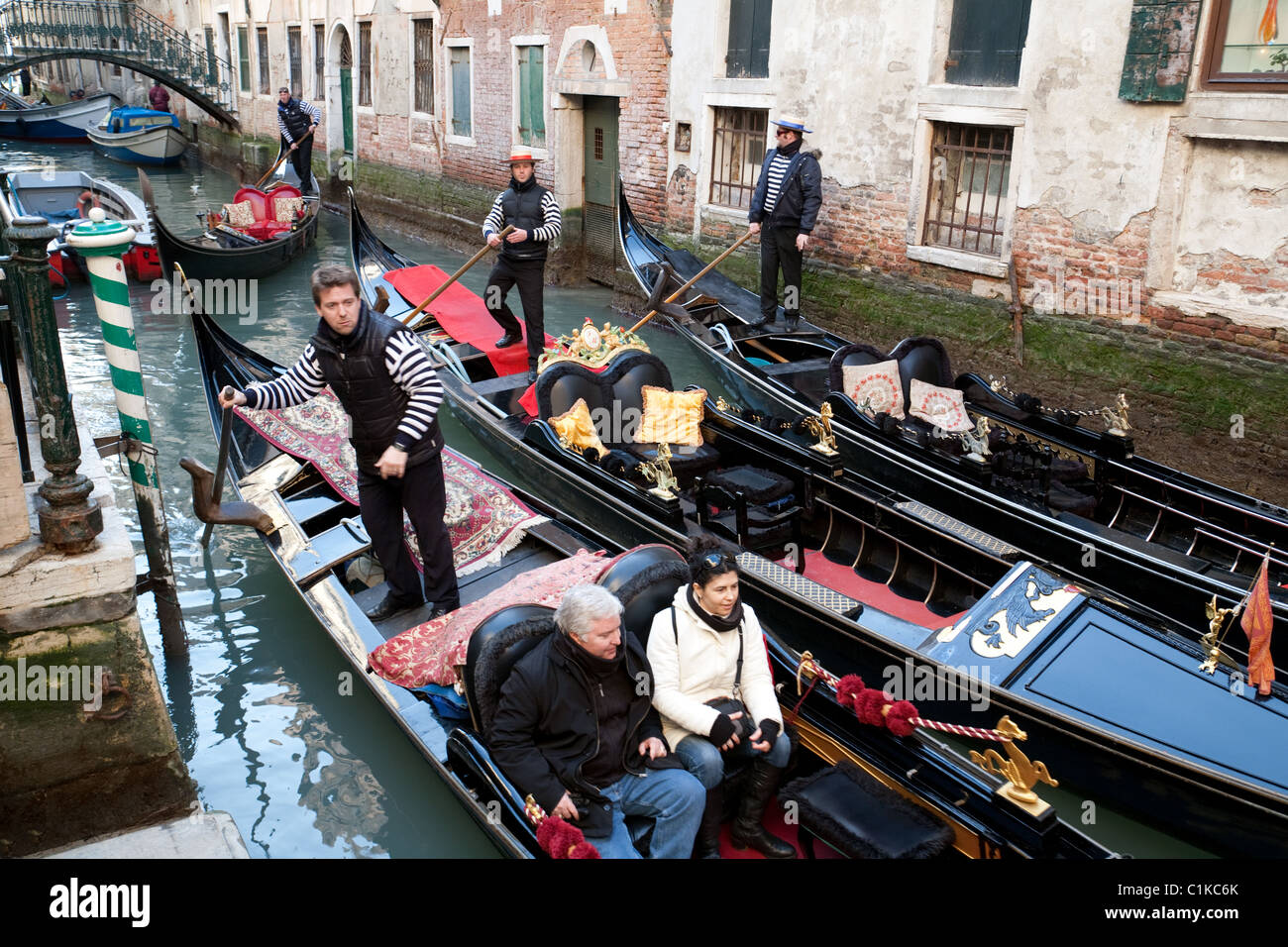 De nombreuses gondoles sur les canaux, Venise, Italie Banque D'Images