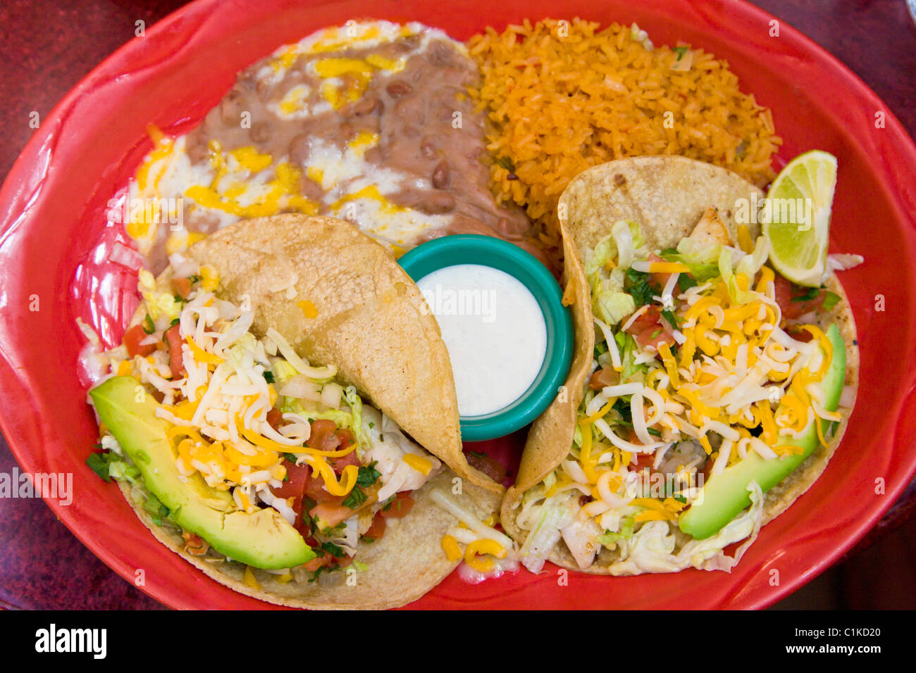 Dîner tacos avec du riz et des haricots frits re Banque D'Images