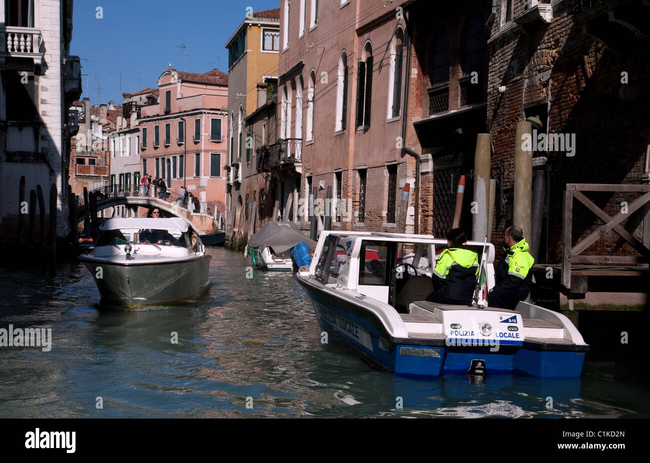 Un bateau de police sur les canaux, Venise, Italie Banque D'Images