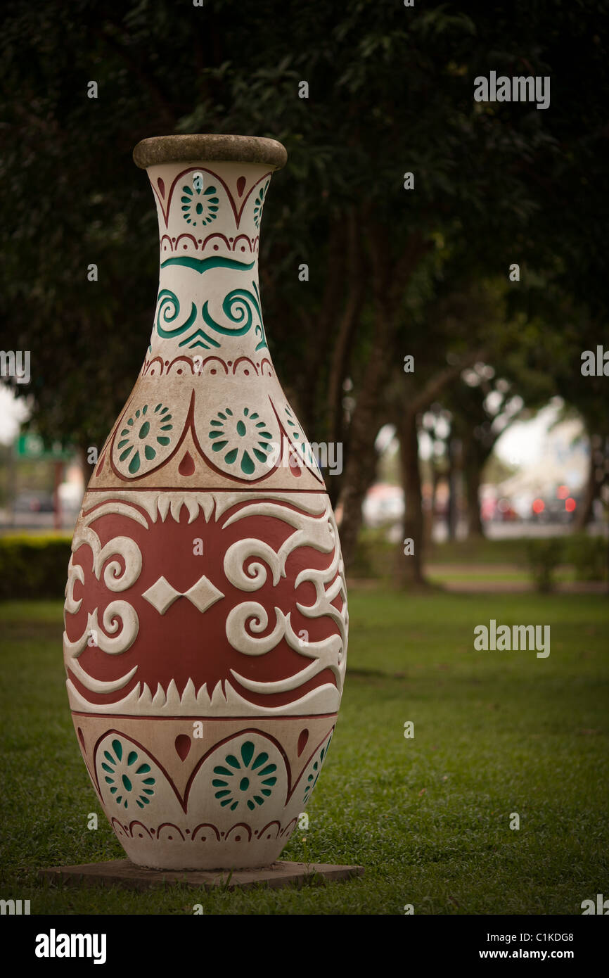 Grand vase gardé par des grandes fourmis ! Miri, Sarawak Photo Stock - Alamy