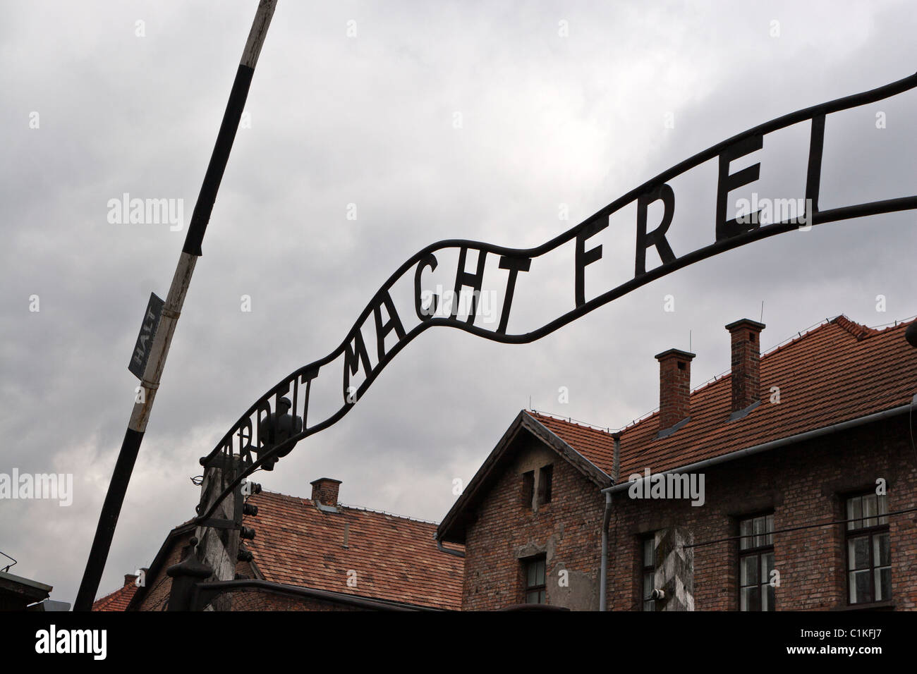 Arbeit macht frei ('work vous rend libre') Gate, Auschwitz-Birkenau, en Pologne. Banque D'Images