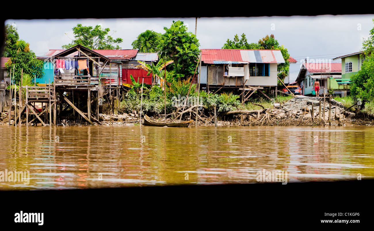 À partir d'un canot et kampungs, sampan rivière Sarawak, Kuching Banque D'Images