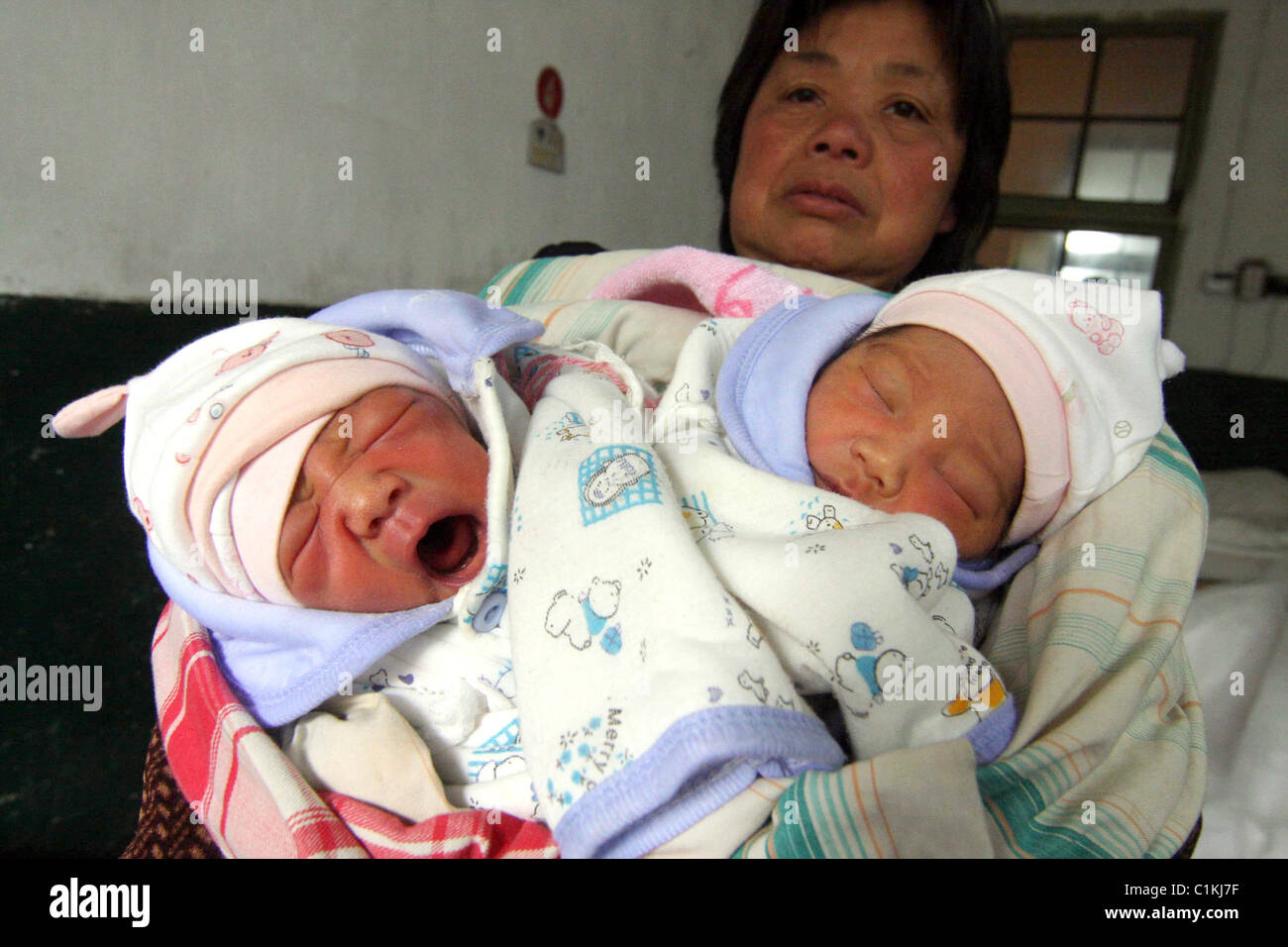 Jumeaux siamois sont enfin de retour en une paire de jumeaux siamois qui ont survécu à la chirurgie pour les séparer ont reçu leur congé de Banque D'Images