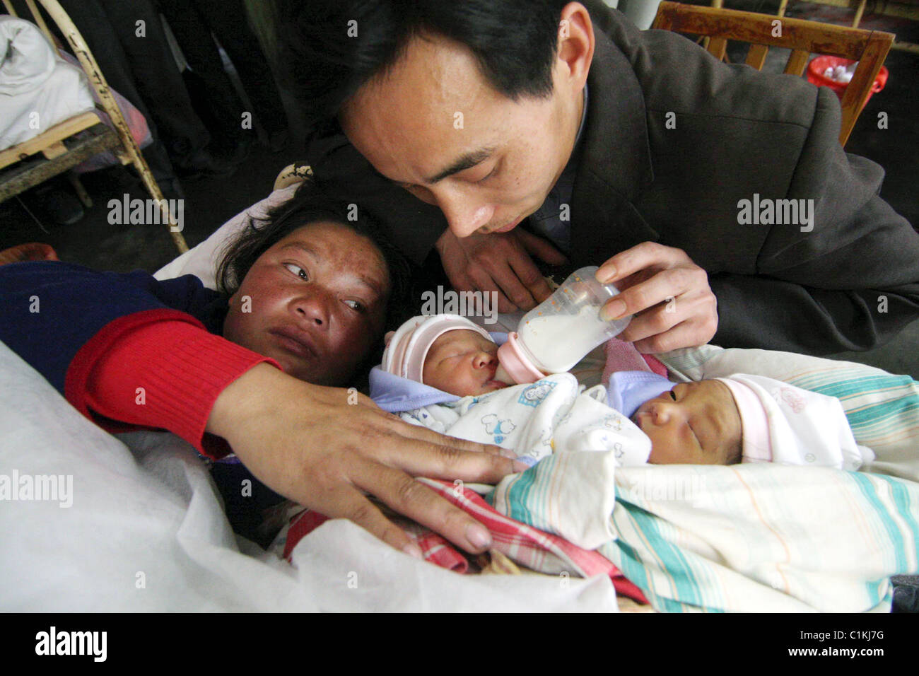Jumeaux siamois sont enfin de retour en une paire de jumeaux siamois qui ont survécu à la chirurgie pour les séparer ont reçu leur congé de Banque D'Images