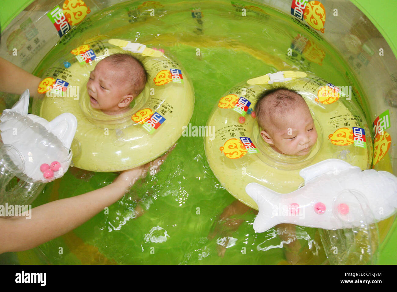 Jumeaux siamois sont enfin de retour en une paire de jumeaux siamois qui ont survécu à la chirurgie pour les séparer ont reçu leur congé de Banque D'Images