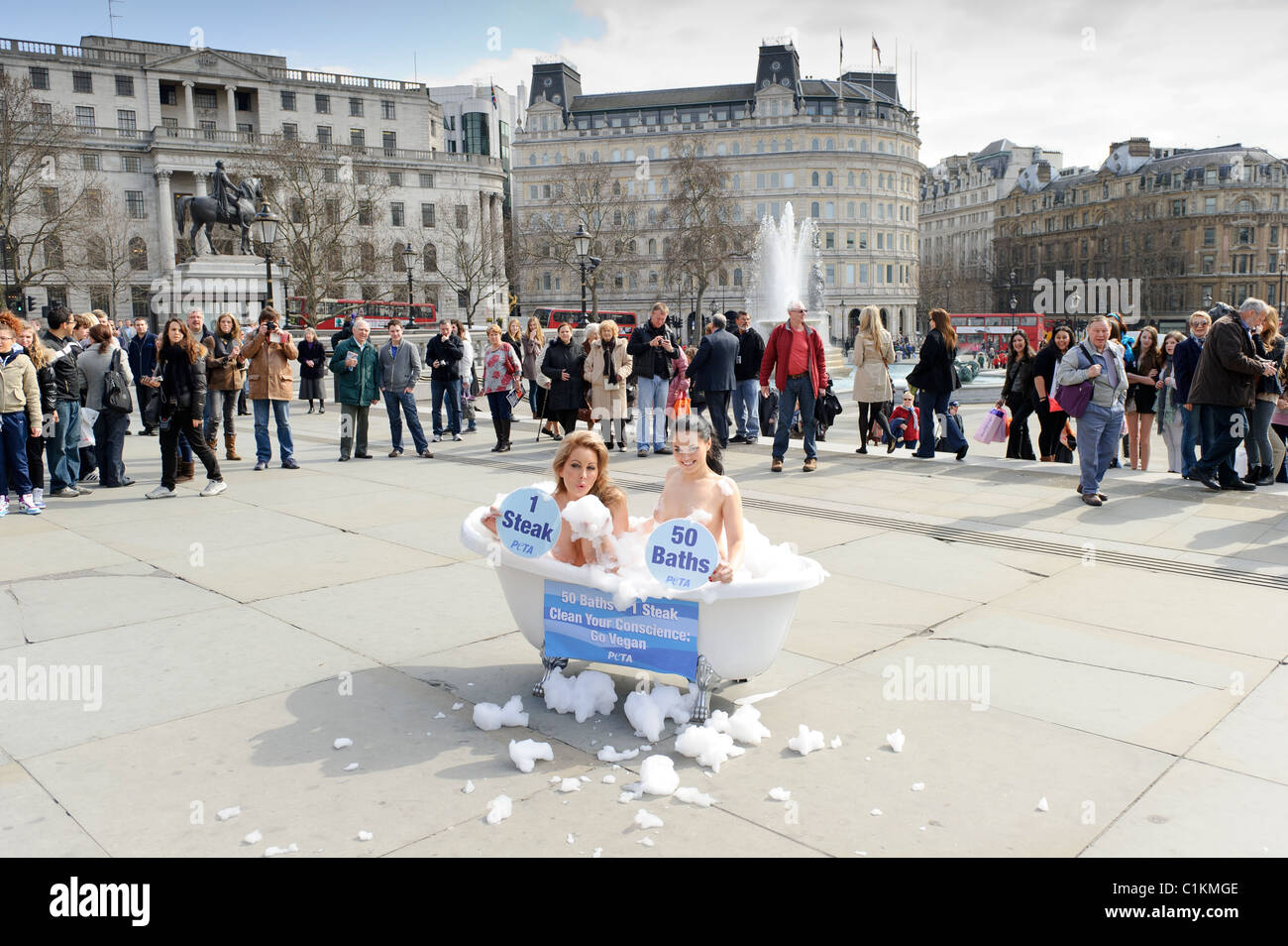 Modèles de Playboy, Victoria Eisermann, gauche, et Monica Harris, droite, poser à Trafalgar Square pour marquer la Journée mondiale de l'eau. Banque D'Images