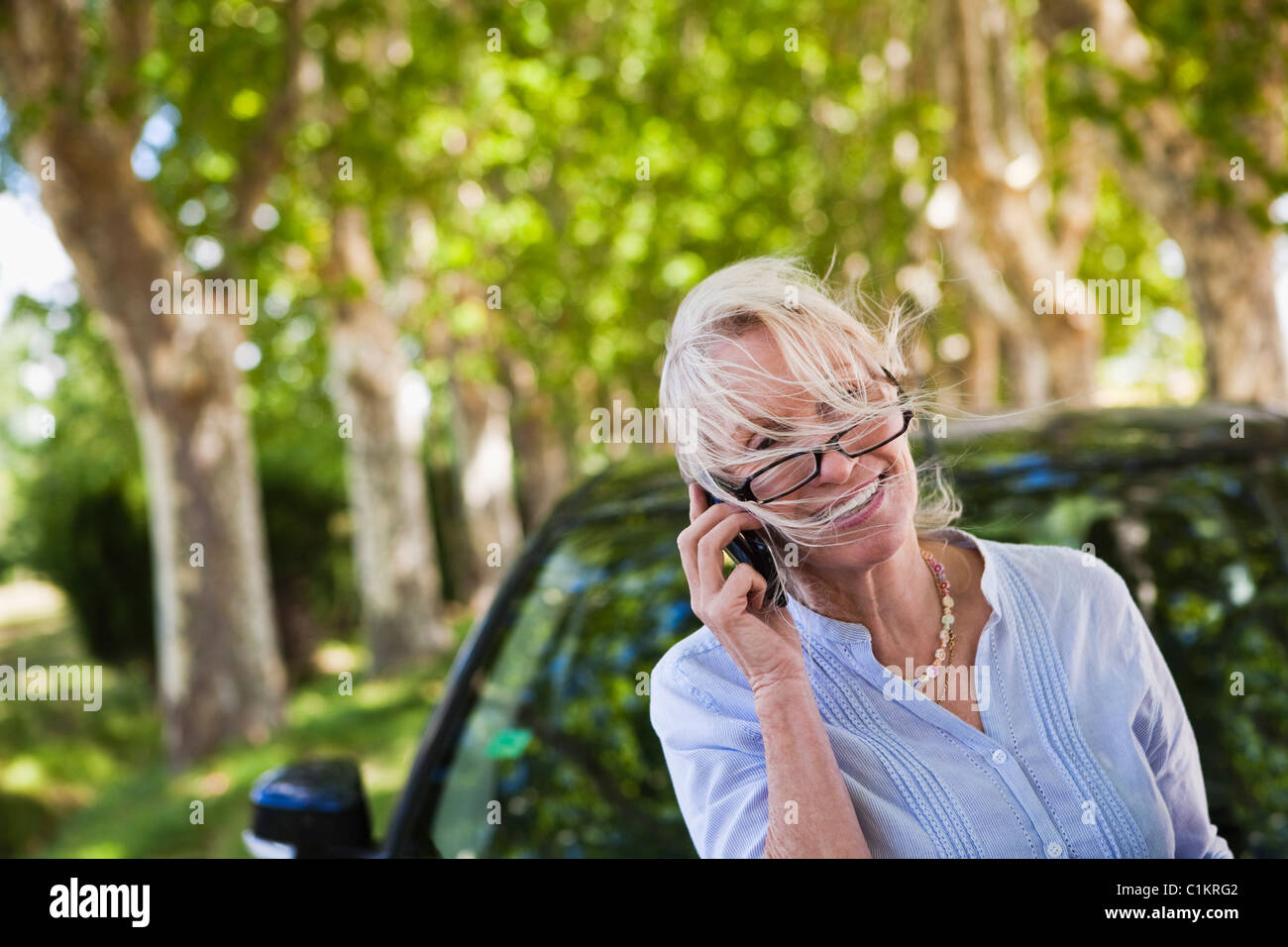 Femme parlant sur l'iPhone, France Banque D'Images