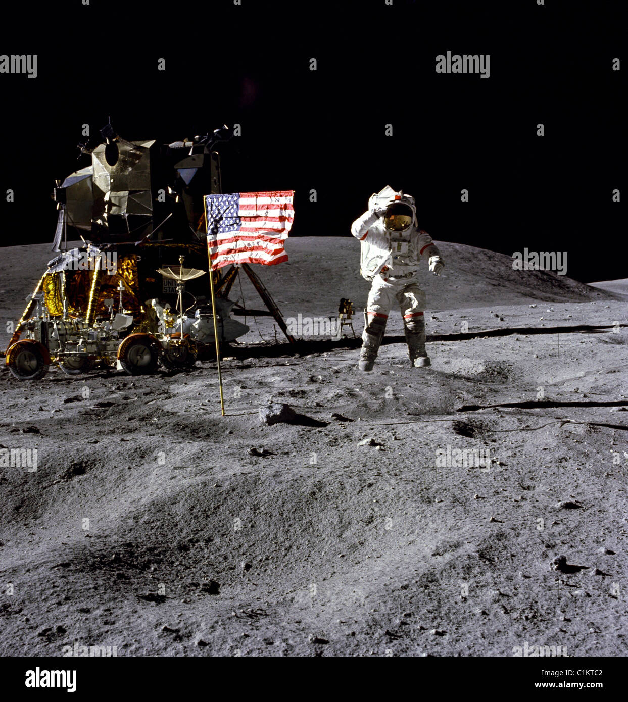 John Young Apollo 16 lunar landing salut lune Banque D'Images