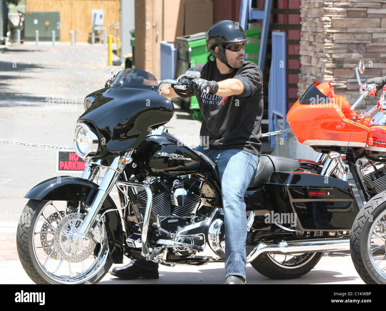 L'acteur américain Eddie Cibrian portant un t-shirt noir Harley-Davidson se  déplace sur sa moto Harley-Davidson à Cross Creek Photo Stock - Alamy