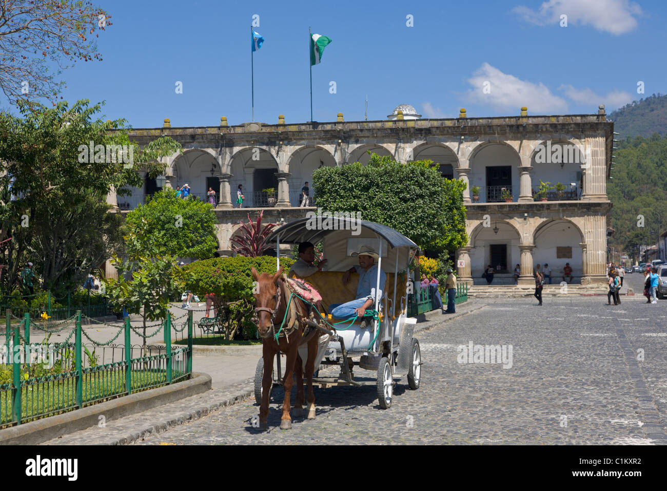 Cheval et un chariot à l'extérieur de l'ancien Musée d'armes nucléaires et de la Plaza Mayor, Antigua, Guatemala Banque D'Images