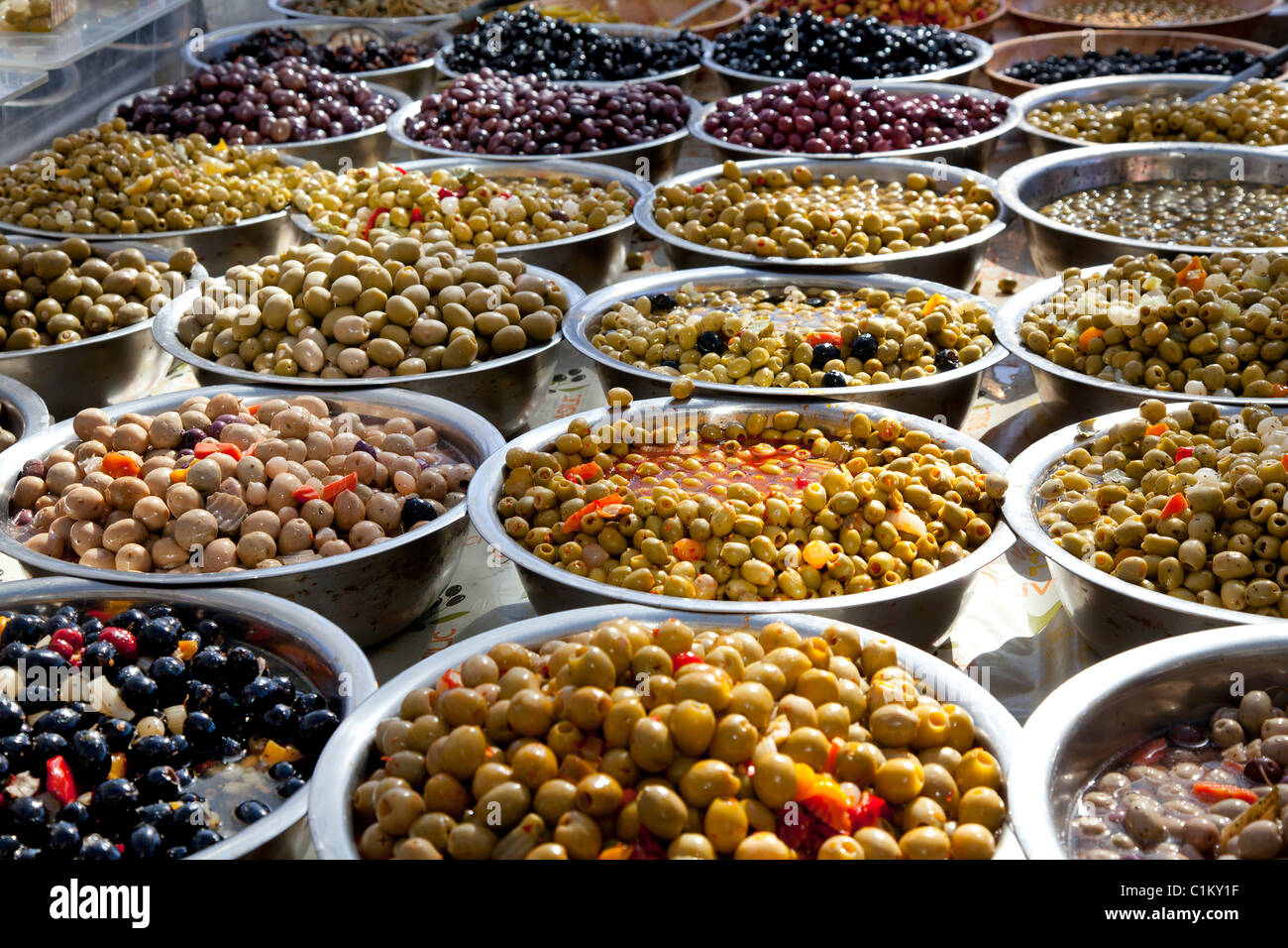 Variété d'olives noires et vertes sur le marché Banque D'Images