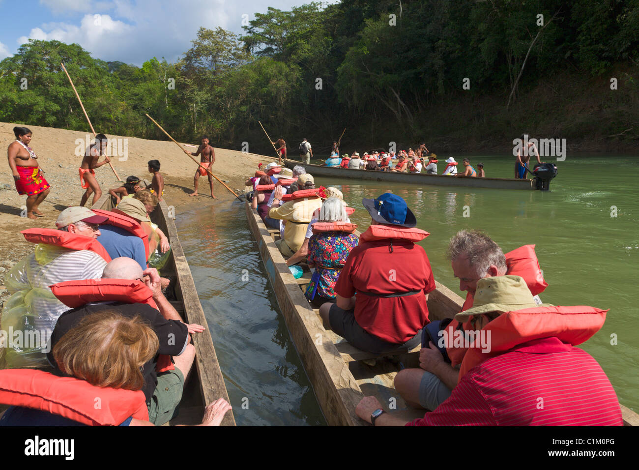 Les touristes arrivant à la village de pirogues creusées, Panama Banque D'Images
