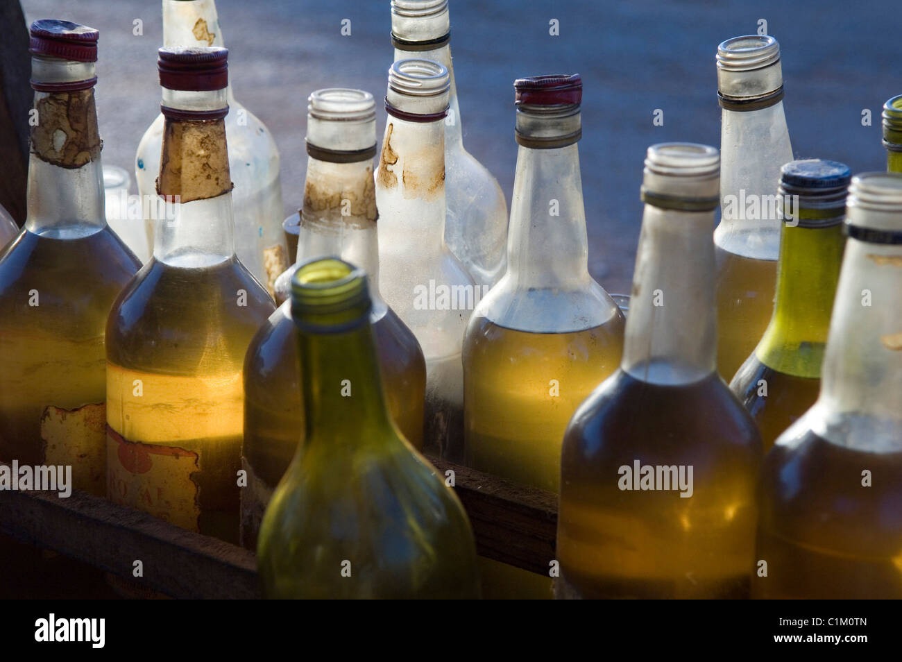 Des bouteilles d'essence, le marché, la ville de Sikasso, Mali, Afrique Banque D'Images