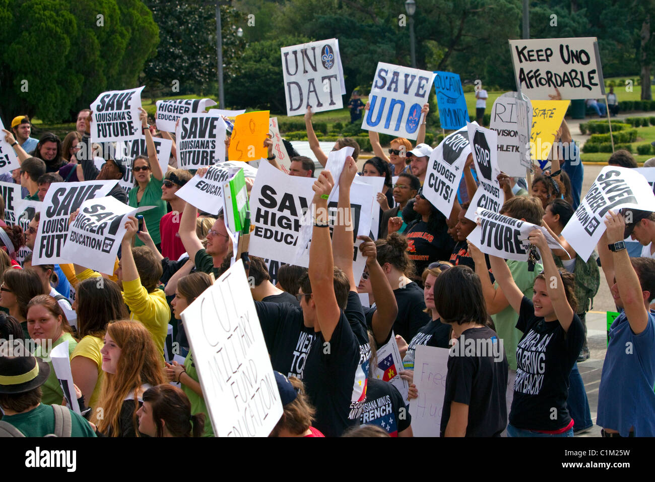 Les manifestants protester contre les coupes dans le financement de l'éducation sur les marches de la State Capitol building, à Bâton Rouge, Louisiane, Etats-Unis. Banque D'Images