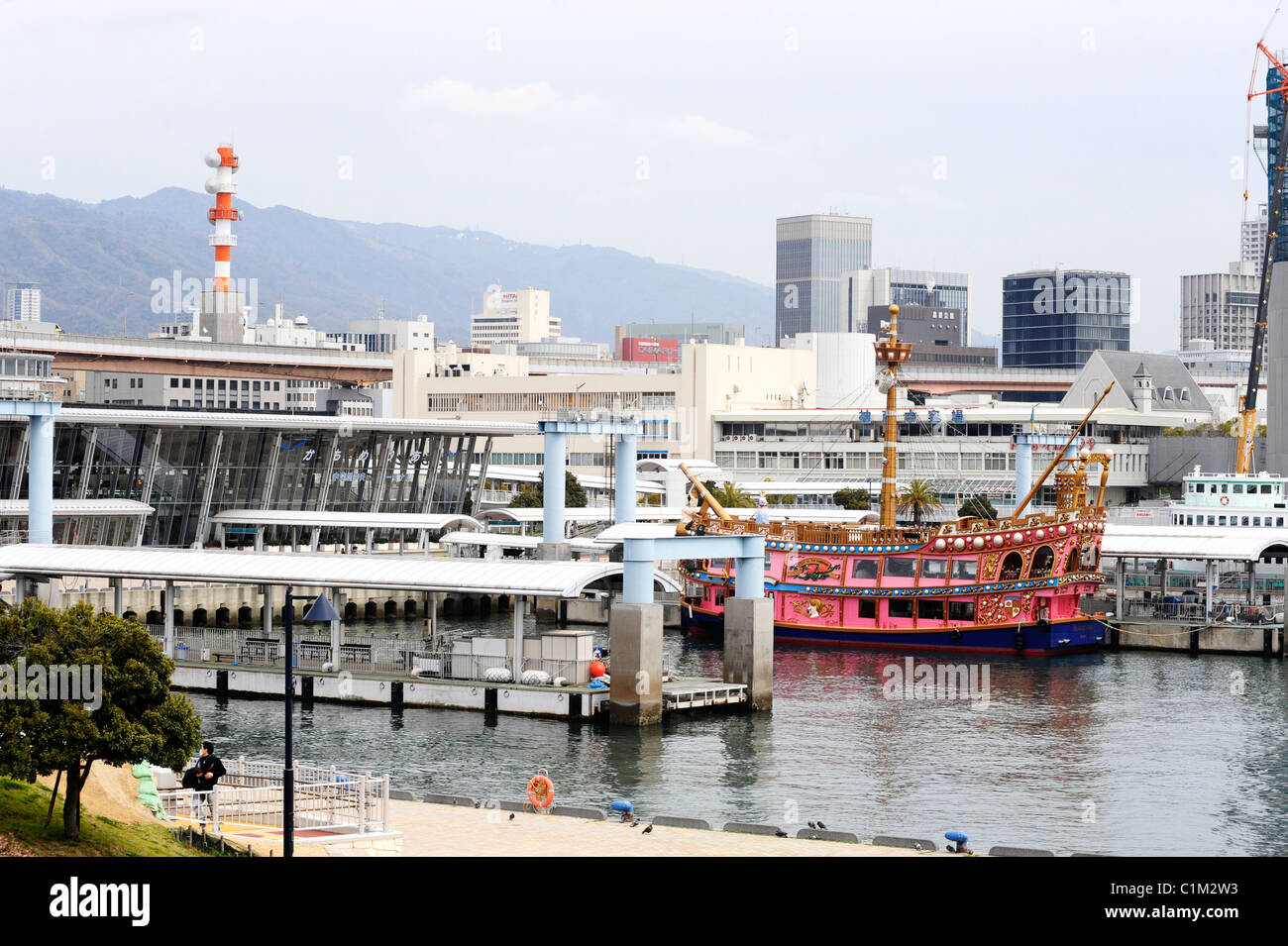 Bateau de tourisme dans le port de Kobe, au Japon. Banque D'Images