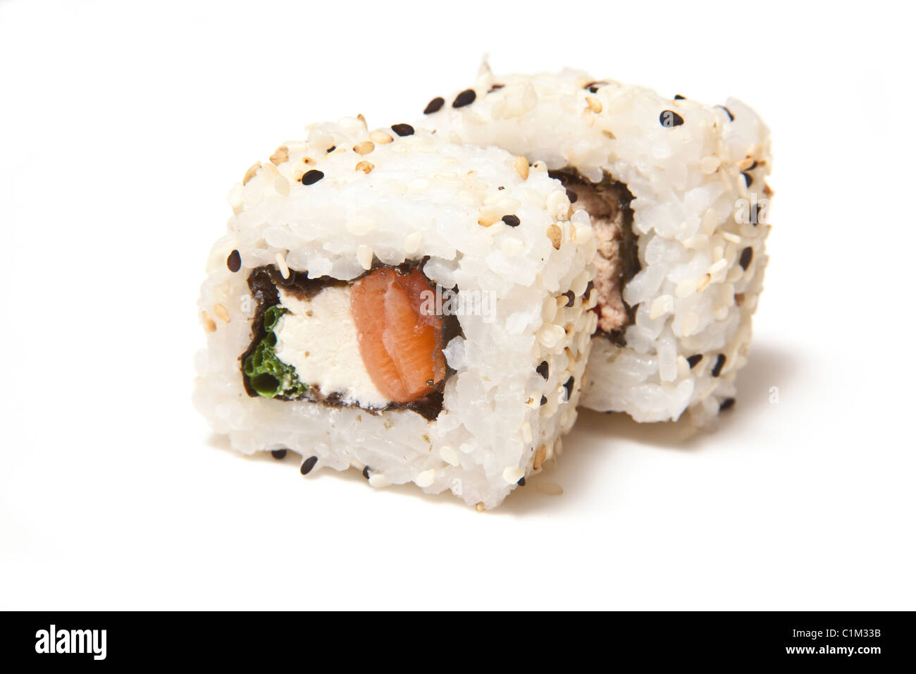 Fromage à la crème et saumon sushi roll isolated on a white background studio. Banque D'Images