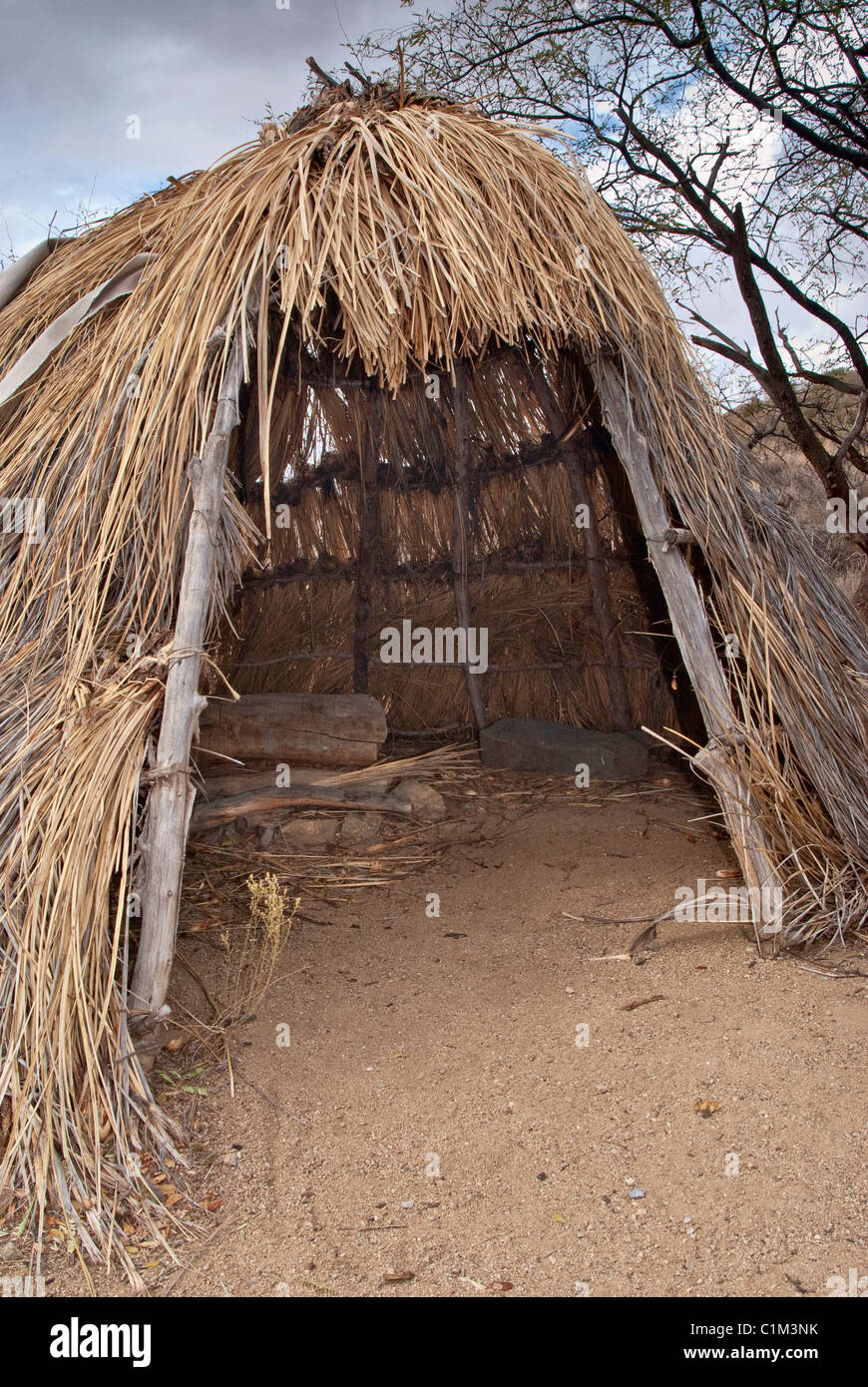 Apache chiricahua Wickiup à la reconstruction du camp près de Fort Bowie, Arizona, USA Banque D'Images