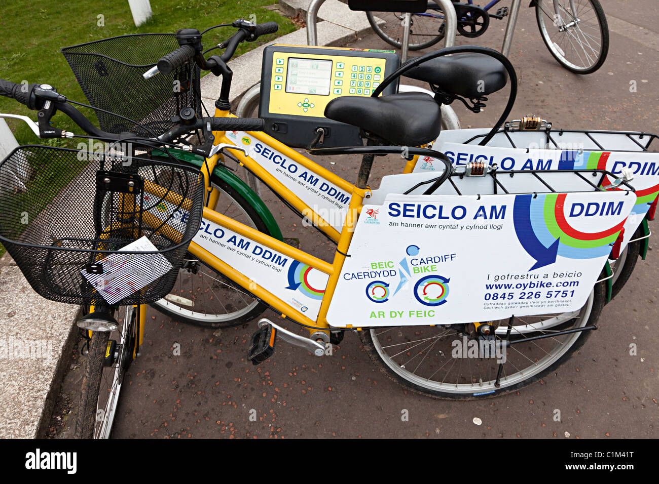 Louer un vélo avec une carte magnétique et de location du compteur de la langue galloise Cardiff Wales UK Banque D'Images