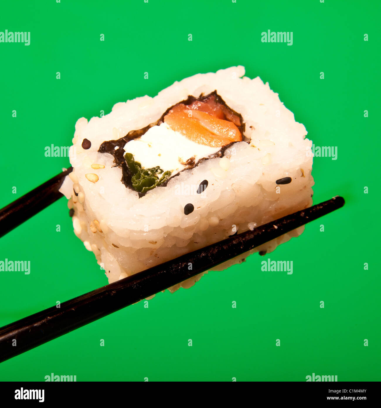 Saumon fumé et fromage à la crème Californian roll sushi. Banque D'Images