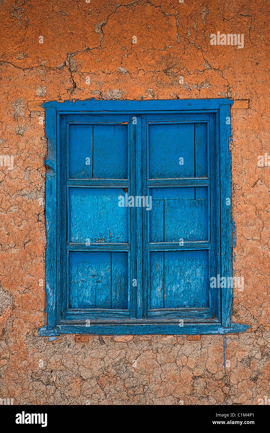 Image Posterized de fenêtres à volets, dans une vieille maison d'adobe, Chili Banque D'Images