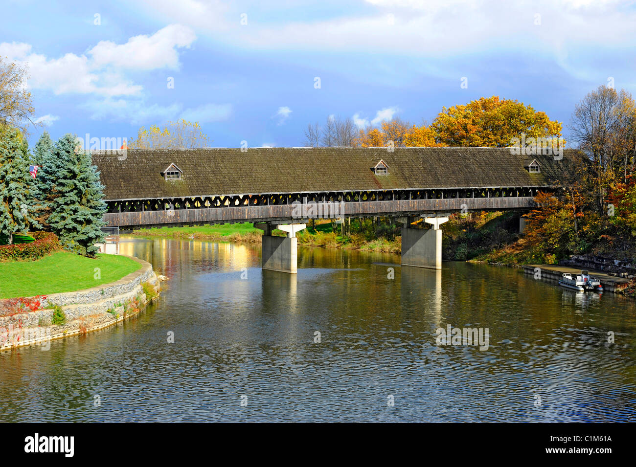 Pont en bois Frankenmuth Michigan village bavarois au cours du temps du festival d'automne Banque D'Images