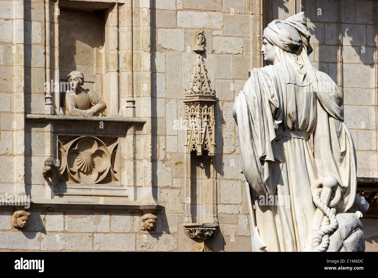 La France, le Cher, le Berry, Bourges, palais Jacques Coeur Jacques Coeur, statues en face de l'autre Banque D'Images