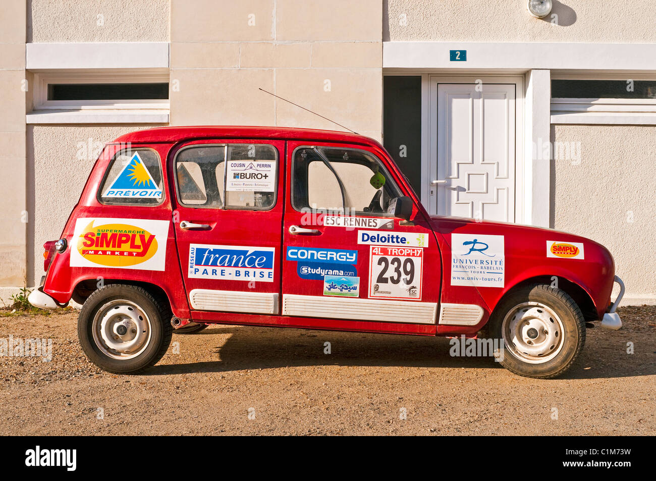 Renault 4L avec la publicité du promoteur après 2011 Rallye du désert marocain - Indre-et-Loire, France. Banque D'Images