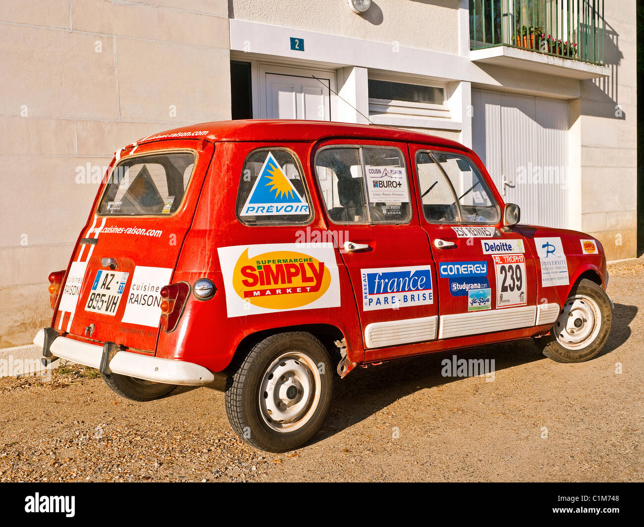 Renault 4L avec la publicité du promoteur après 2011 Rallye du désert marocain - Indre-et-Loire, France. Banque D'Images
