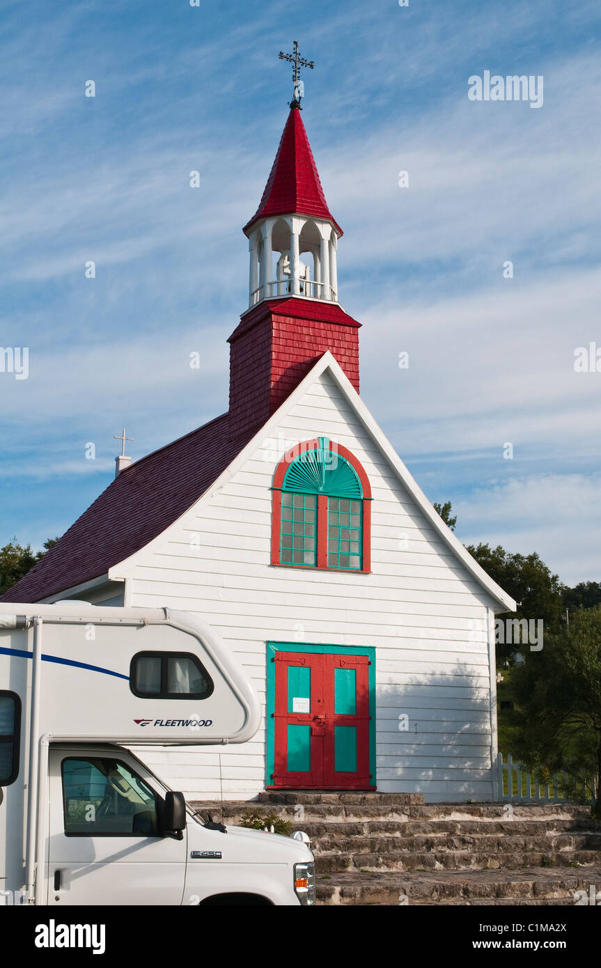 Camping-car à la chapelle des Indiens historiques à Tadoussac, Québec, Canada. Banque D'Images