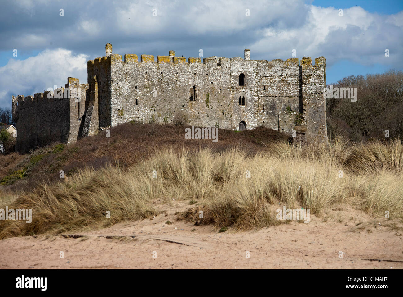 Château de Manorbier vu de la plage. Pays de Galles Pembrokeshire UK. Construit au 12ème siècle par Guillaume de Barri. 116723 St Florence Banque D'Images