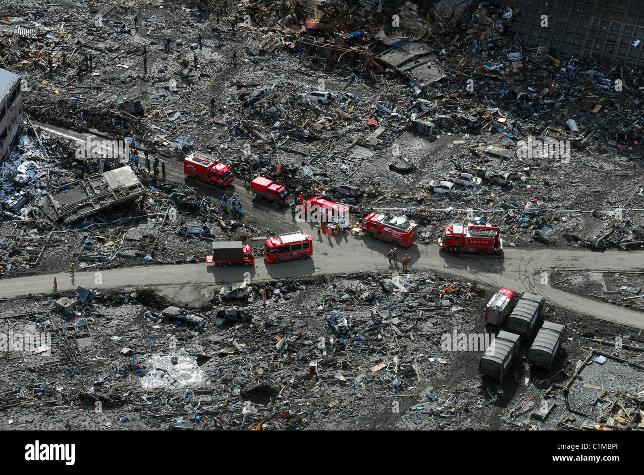 Vue aérienne de Sukuiso, Japon, montrant les services d'urgence au milieu de la dévastation causée par le tremblement de terre  + tsunami en mars 2011. Banque D'Images