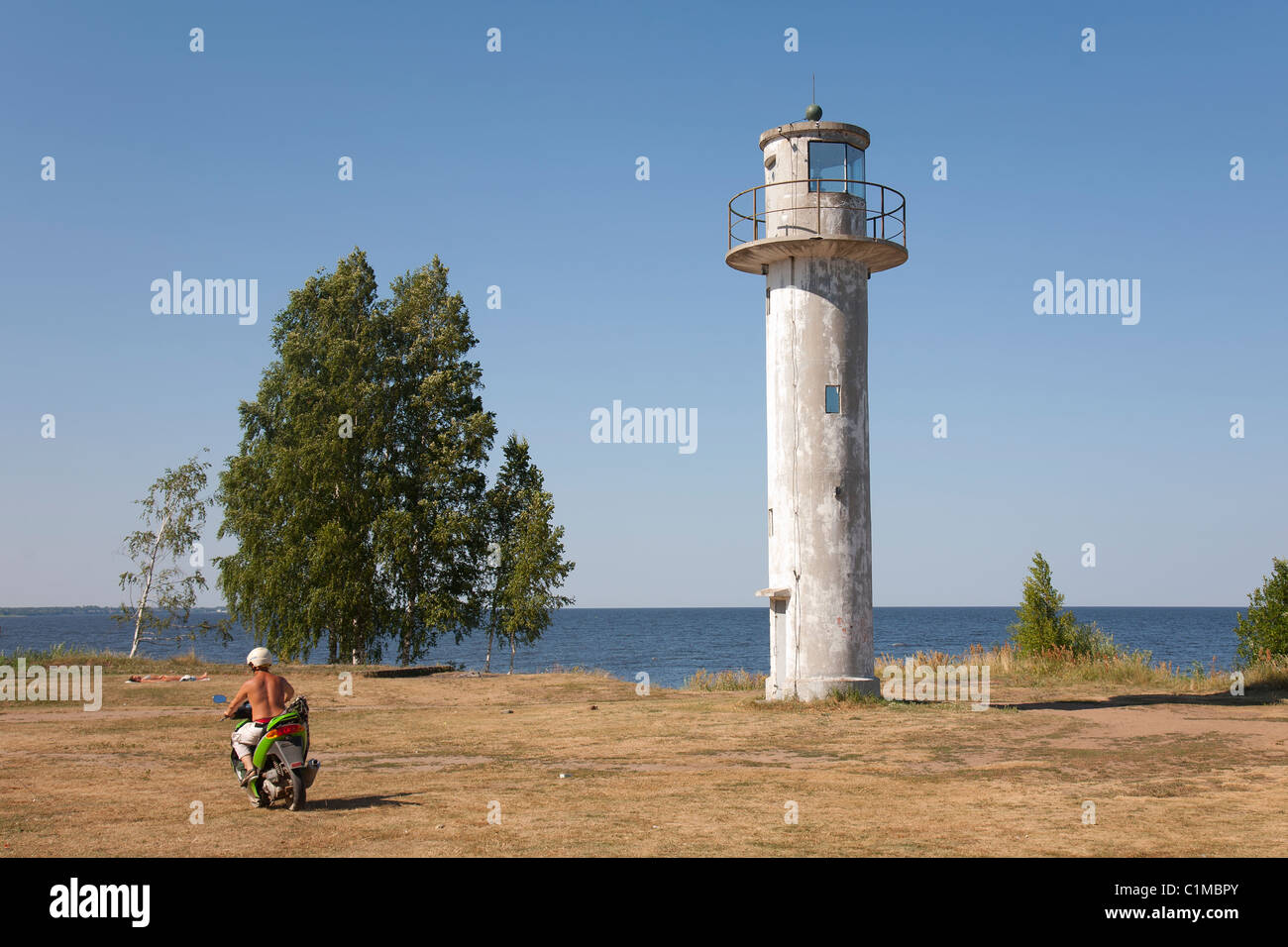 Scooter par Lighthouse dans Nina, village du comté de Tartu, Estonie, Europe Banque D'Images