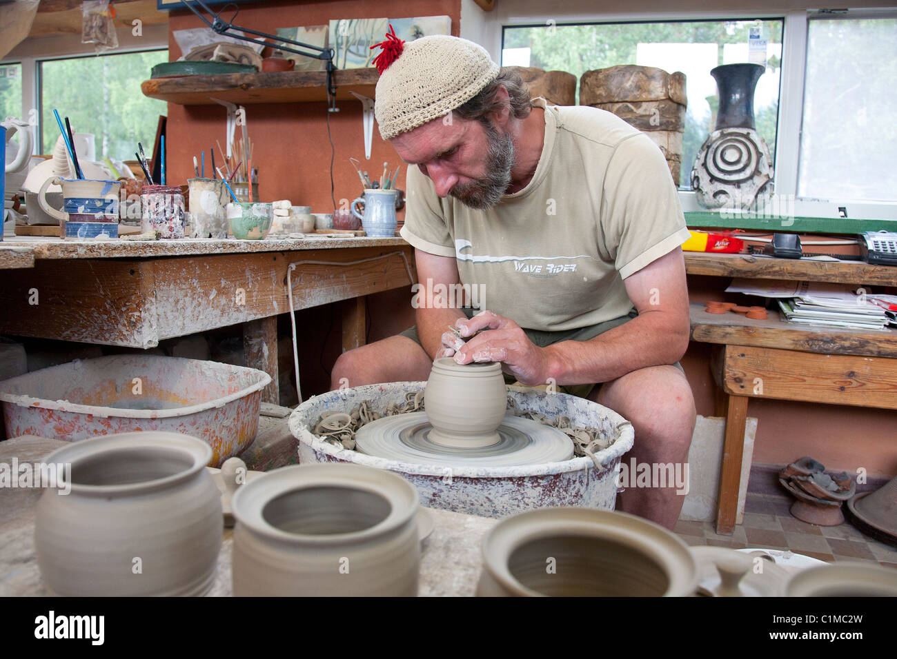 Piusa céramiste dans atelier de poterie, Setomaa, Tallinn, Estonie, Europe Comté Banque D'Images