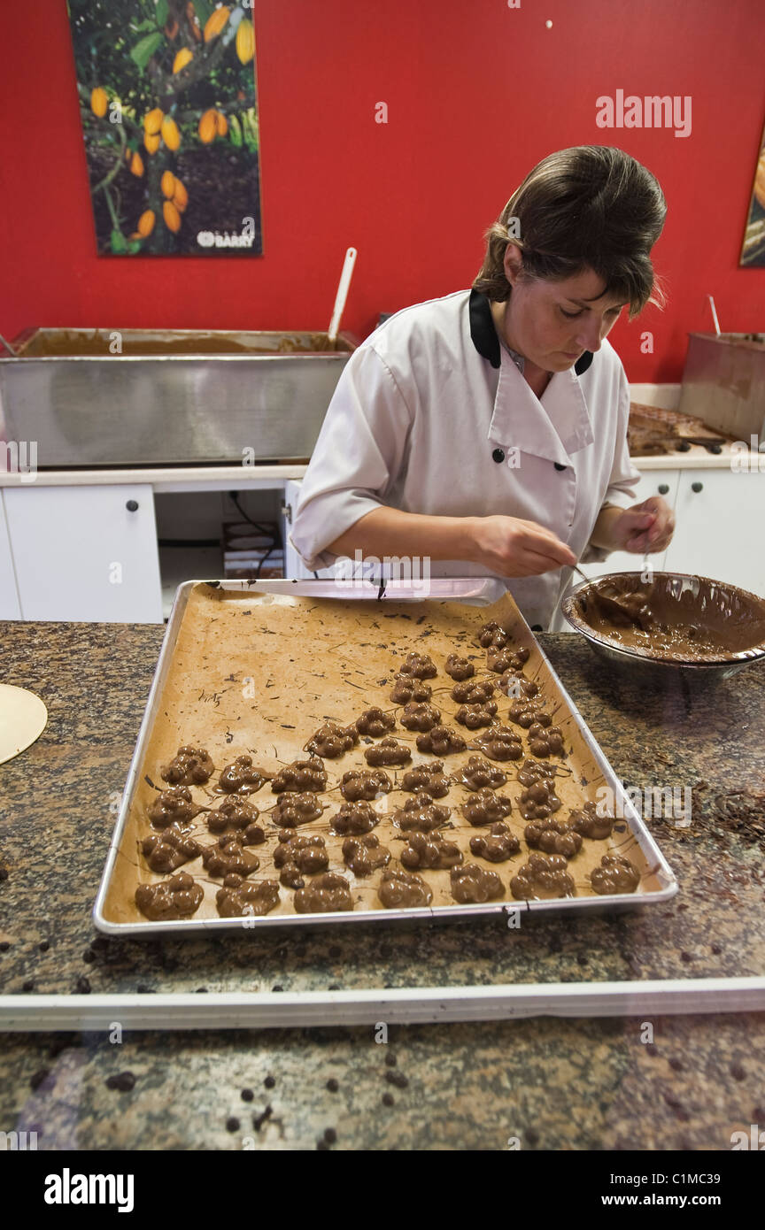 Travailleuse d'usine féminine à Chocolaterie Cynthia, Baie-St-Paul, Québec, Canada. Banque D'Images