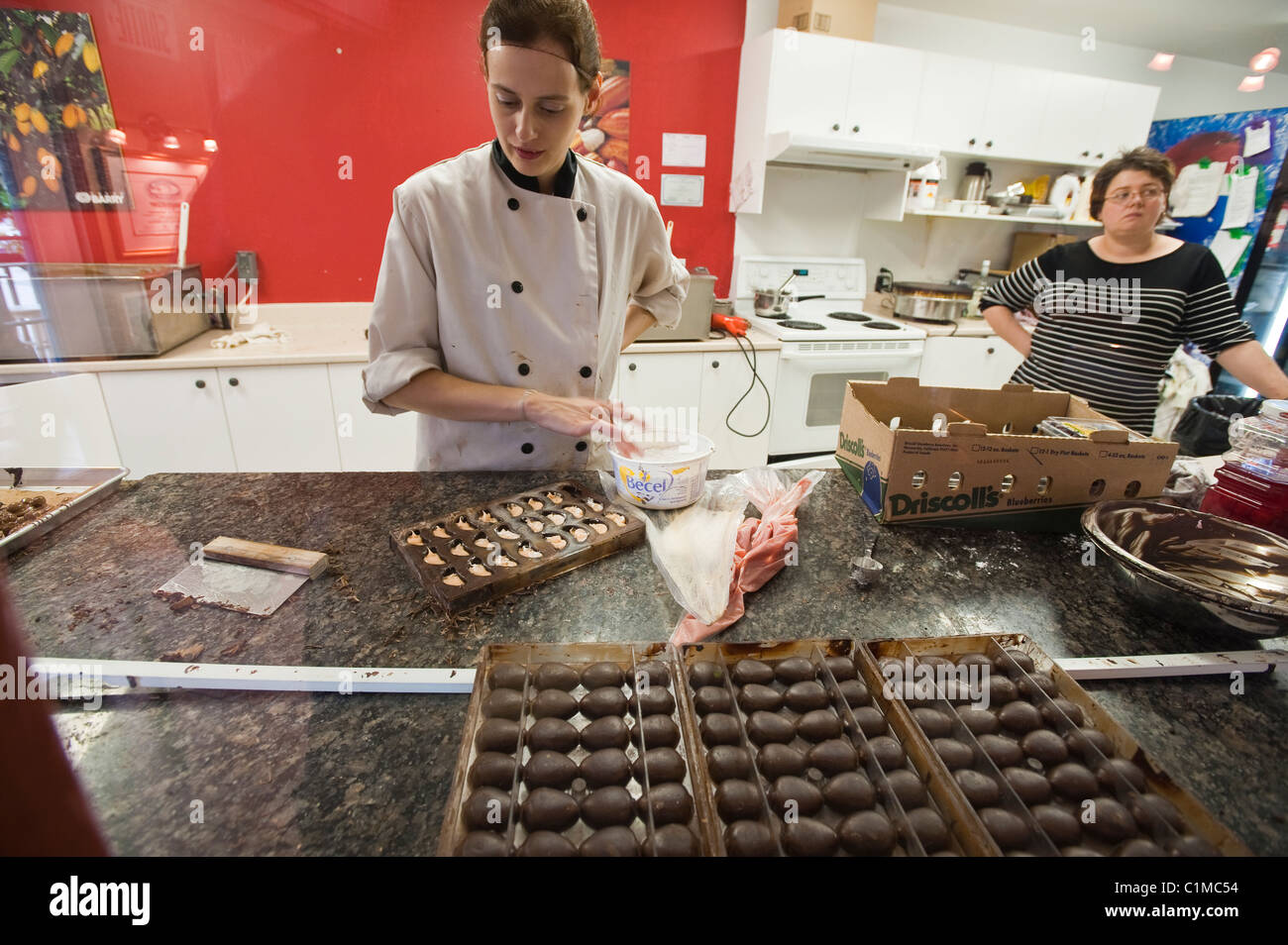 Travailleuse d'usine féminine à Chocolaterie Cynthia, Baie-St-Paul, Québec, Canada. Banque D'Images