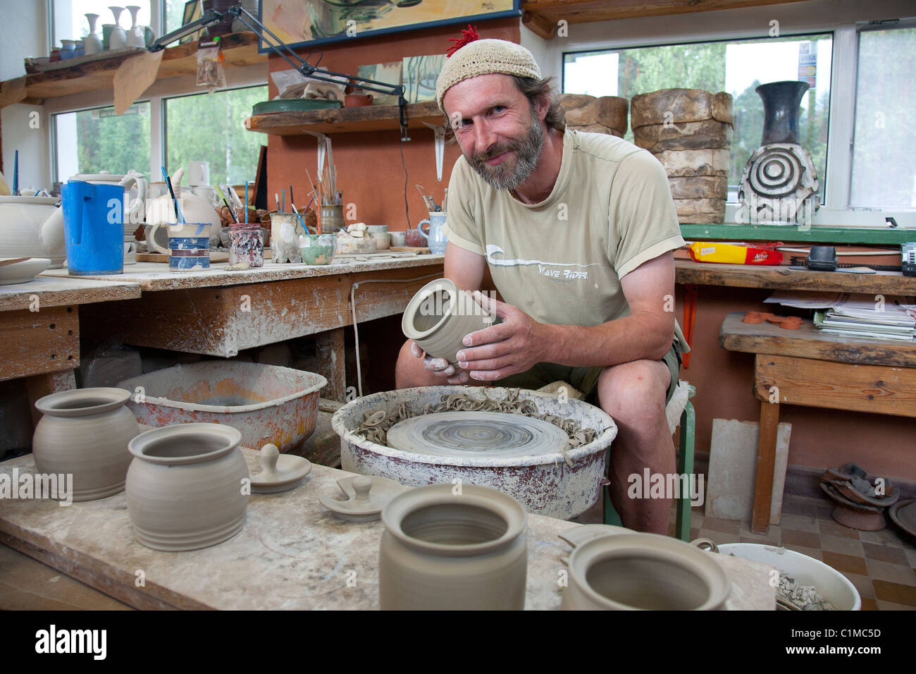 Piusa céramiste dans atelier de poterie, Setomaa, Tallinn, Estonie, Europe Comté Banque D'Images