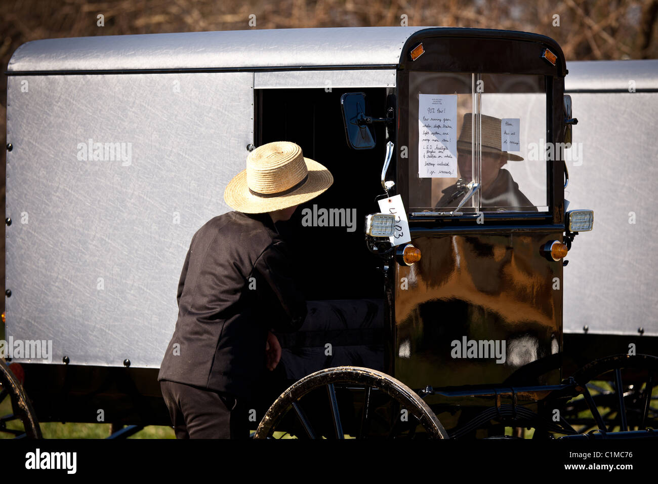 Inspecter les hommes Amish buggy un cheval au cours de l'assemblée annuelle pour soutenir la vente de boue les pompiers en Vertou, PA. Banque D'Images
