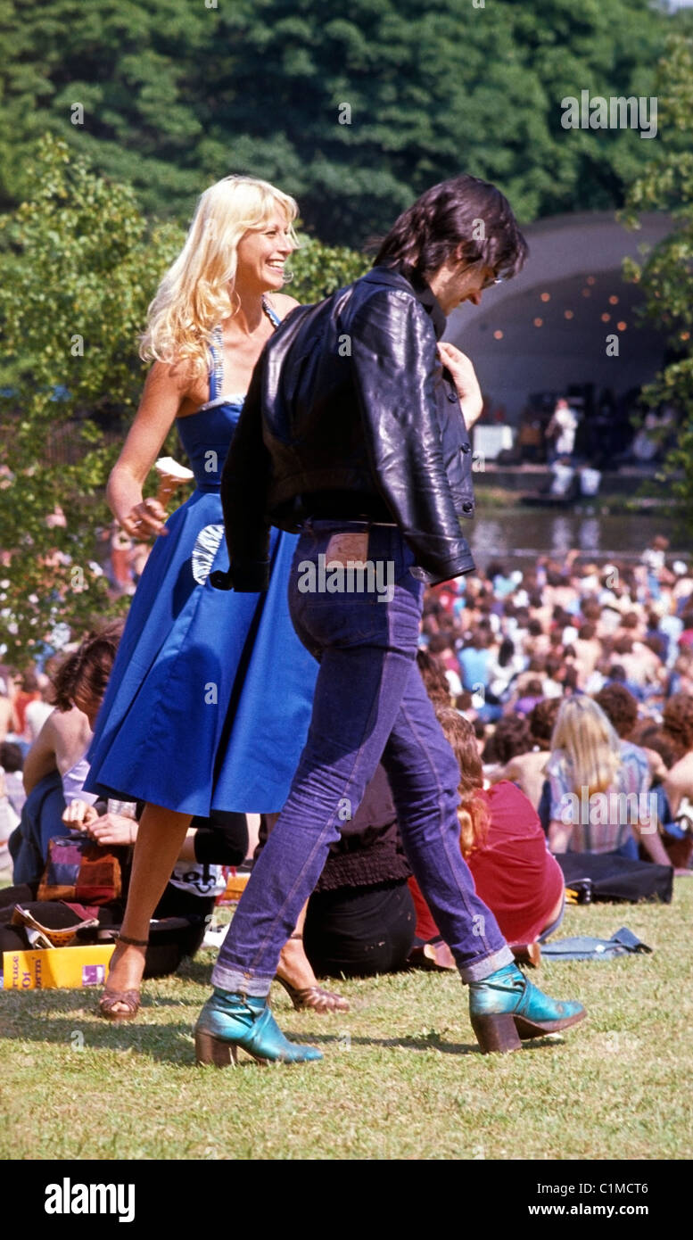 Un jeune couple glamour rétro à un jardin de Roxy Music Festival partie sud de Crystal Palace, London England UK 29 juillet 1972 KATHY DEWITT Banque D'Images
