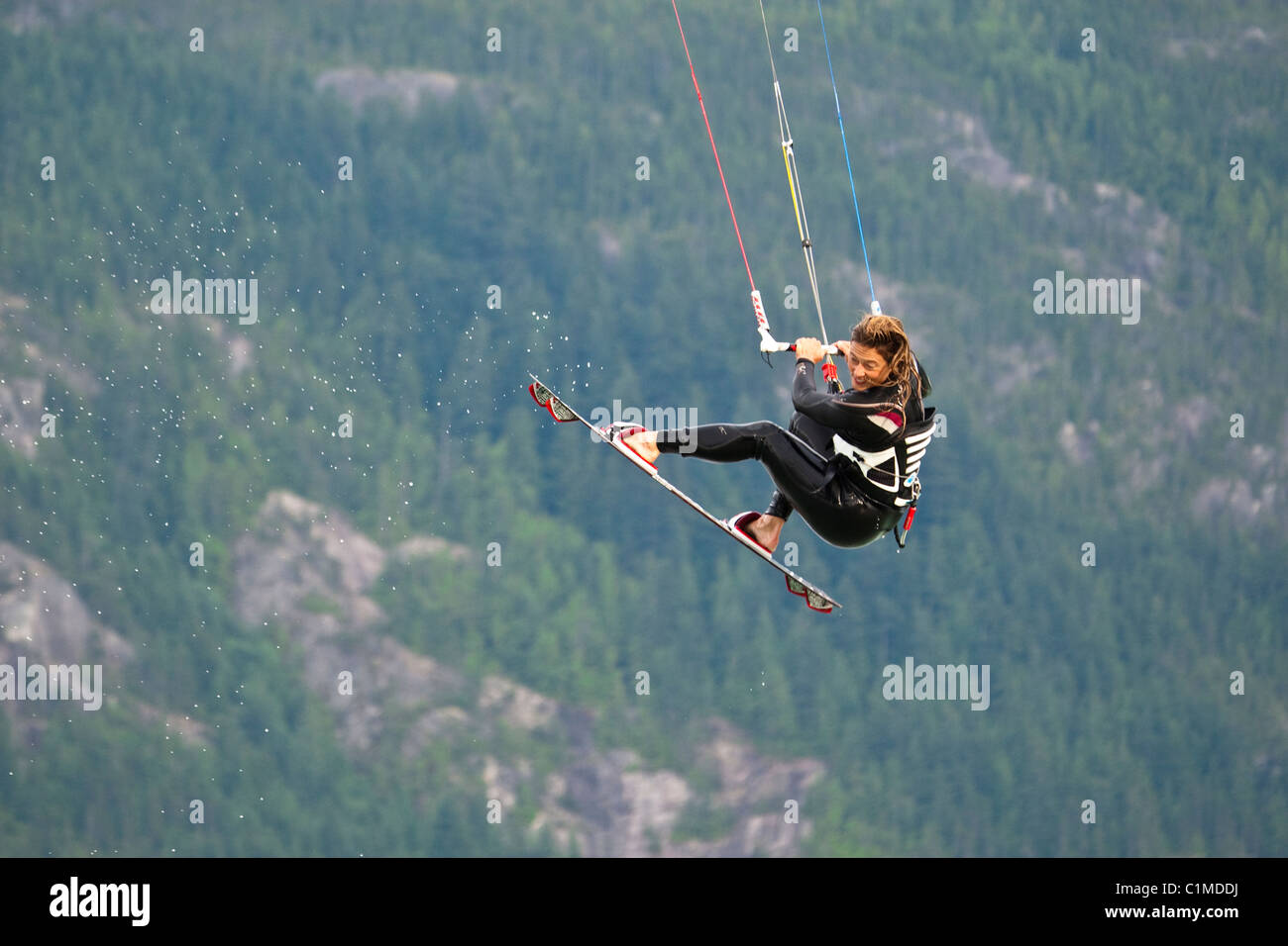 Airborne kiteboarder à 'la' Spit Squamish, BC, Canada. Banque D'Images