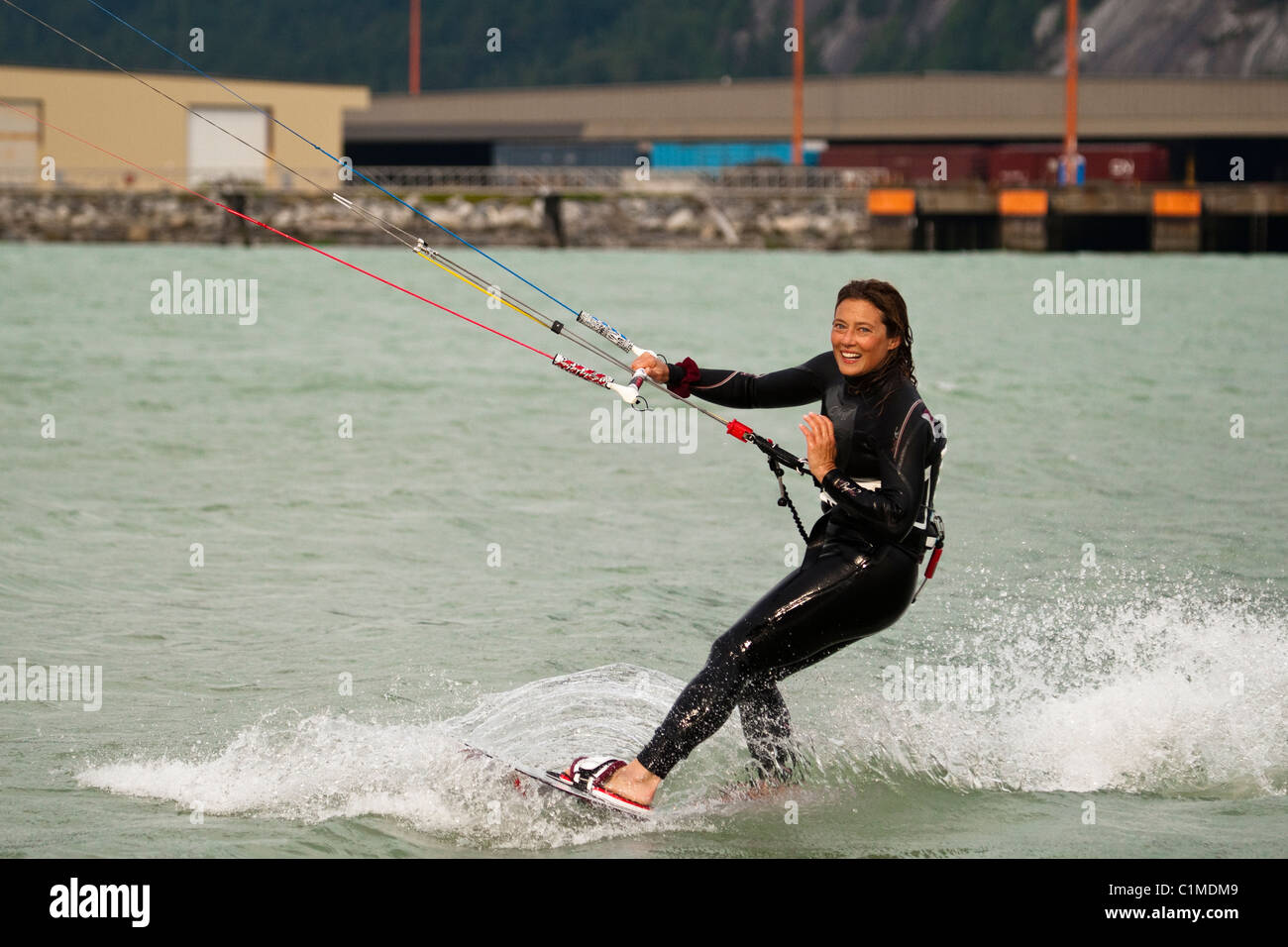 Un kiteboarder apprécie son sport à 'la flèche', Squamisn, BC, Canada. Banque D'Images