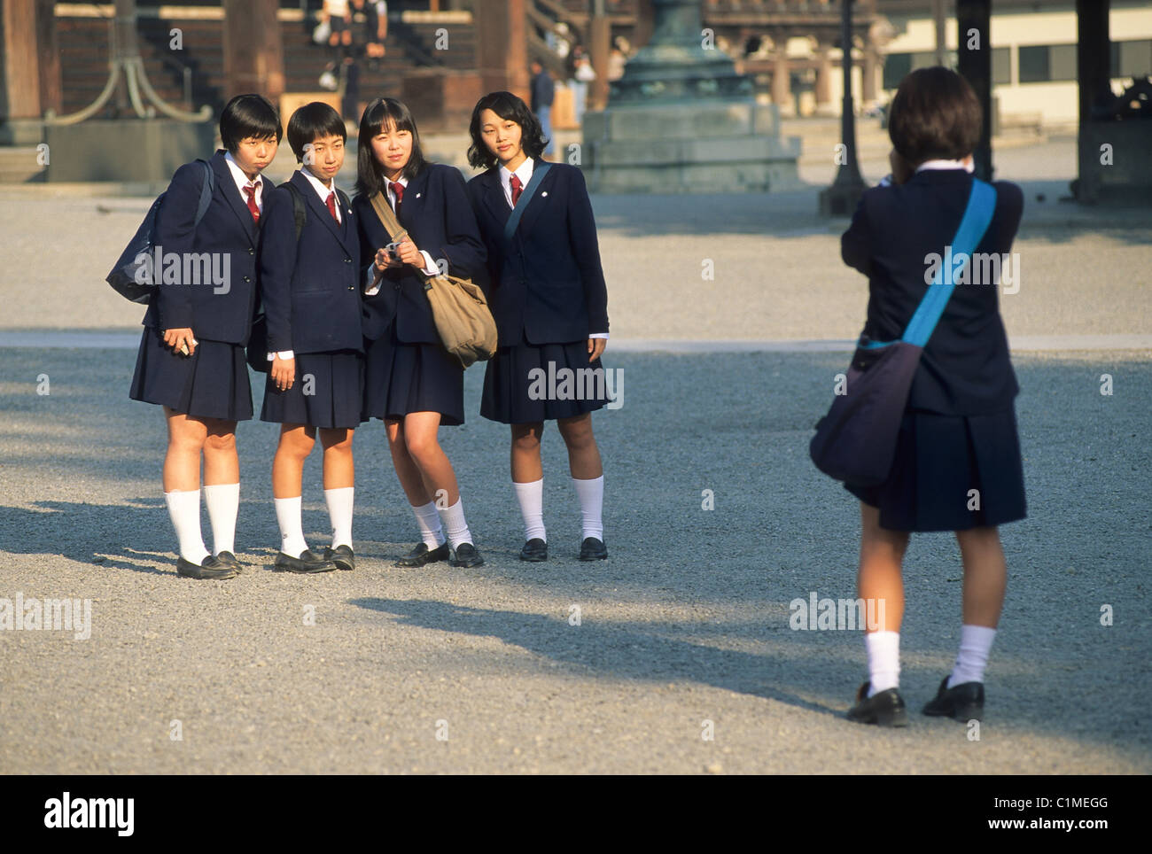 Le Japon, Kyoto Elk148-1214, filles de l'école avoir leur photo prise Banque D'Images