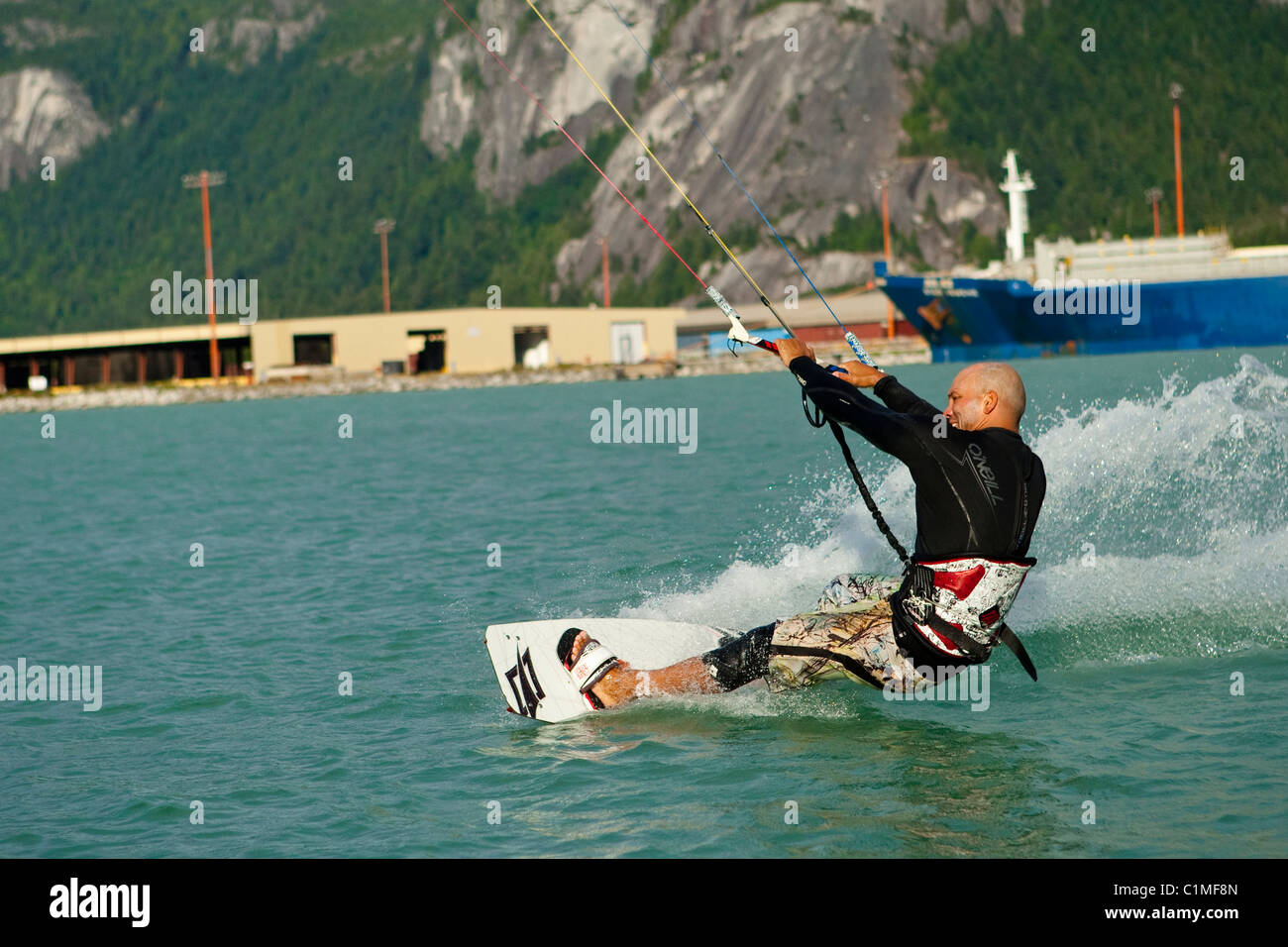 Un kiteboarder attrape le vent à 'la flèche', Squamish, BC, Canada Banque D'Images